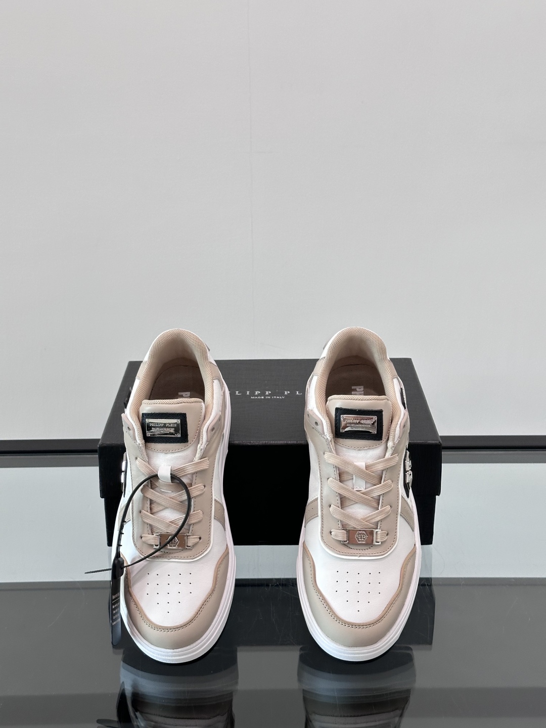 PHILIPP PLEIN-菲利普•普莱茵，德国潮牌男士低帮板鞋，牛皮鞋面设计，鞋面皮牛皮打造，透气布内