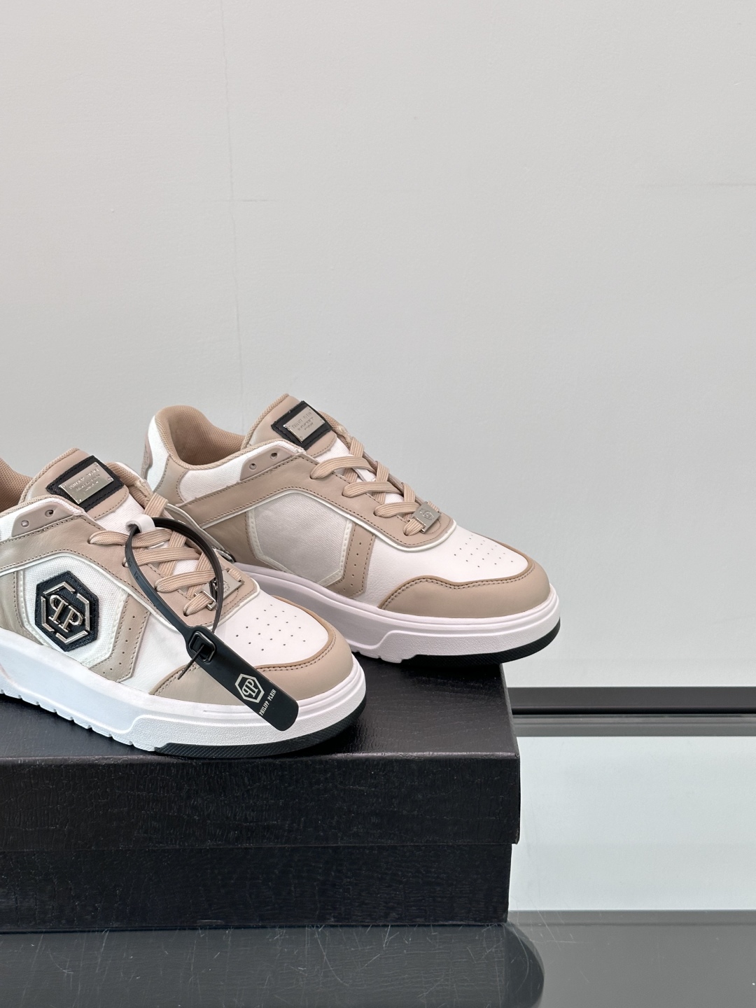 PHILIPP PLEIN-菲利普•普莱茵，德国潮牌男士低帮板鞋，牛皮鞋面设计，鞋面皮牛皮打造，透气布内