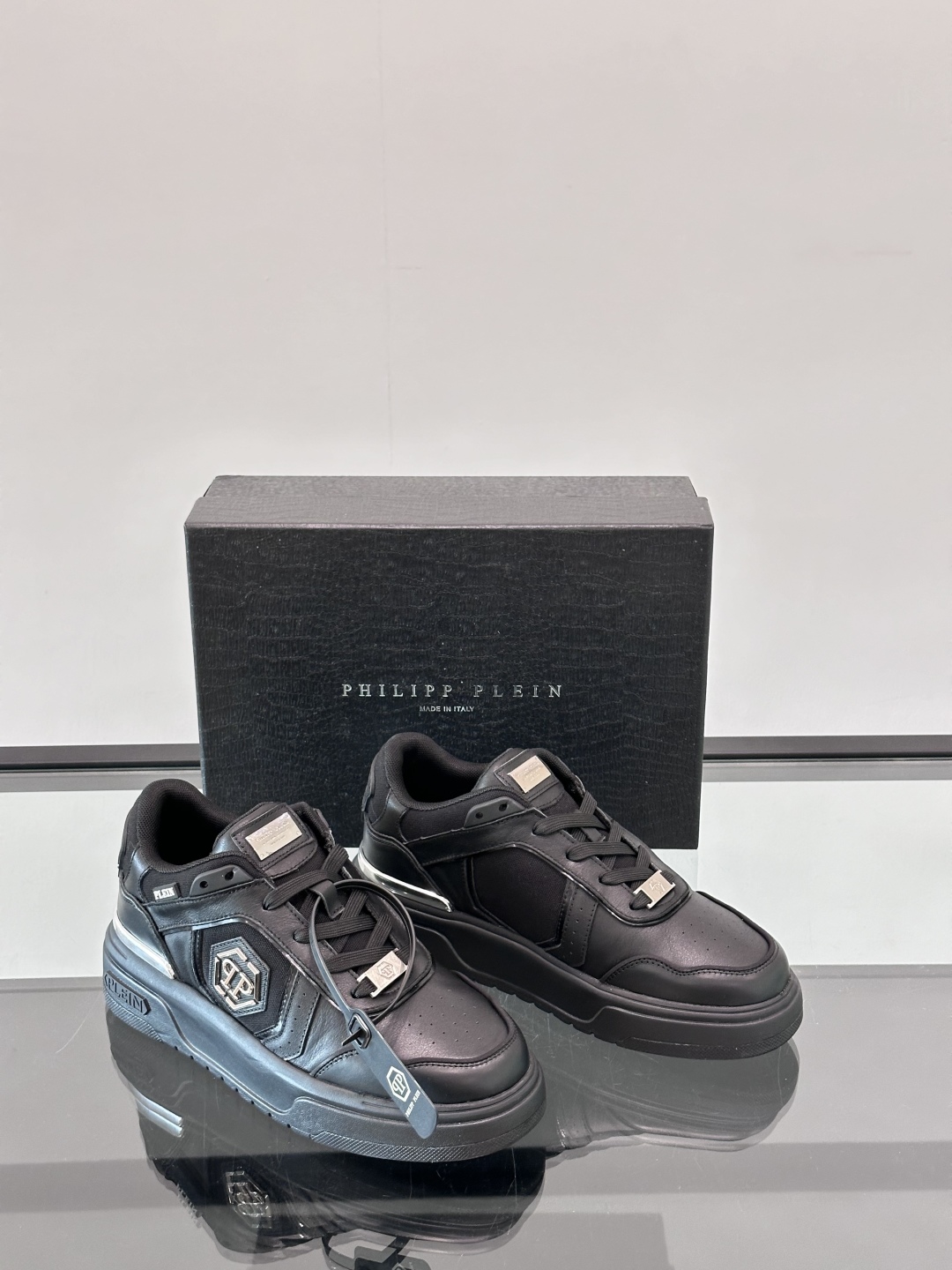 PHILIPP PLEIN-菲利普•普莱茵，德国潮牌男士低帮板鞋，牛皮鞋面设计，鞋面皮牛皮打造，透气布内