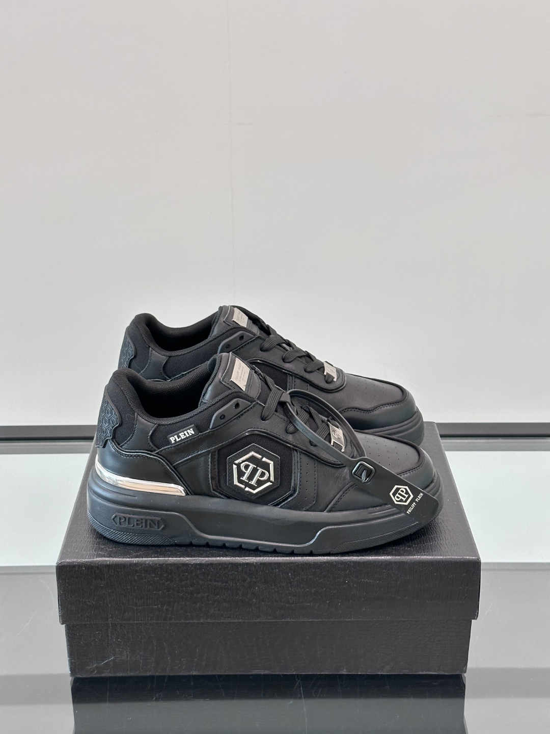 PHILIPP PLEIN-菲利普•普莱茵，德国潮牌男士低帮板鞋，牛皮鞋面设计，鞋面皮牛皮打造，透气布内
