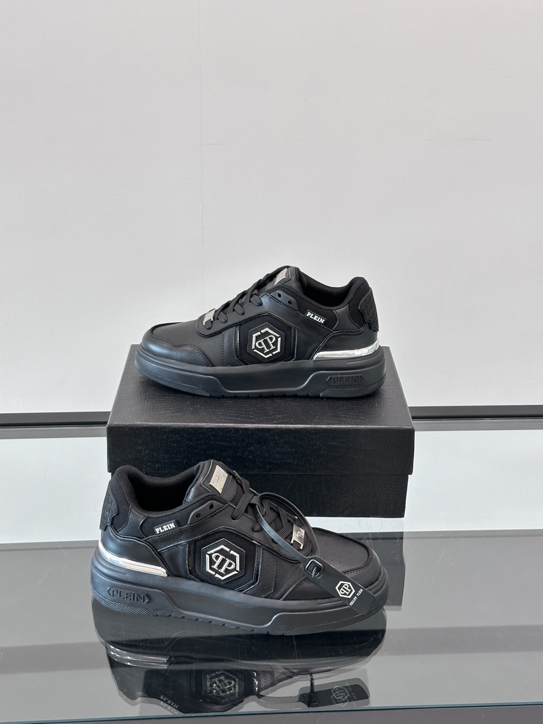 PHILIPP PLEIN-菲利普•普莱茵，德国潮牌男士低帮板鞋，牛皮鞋面设计，鞋面皮牛皮打造，透气布内