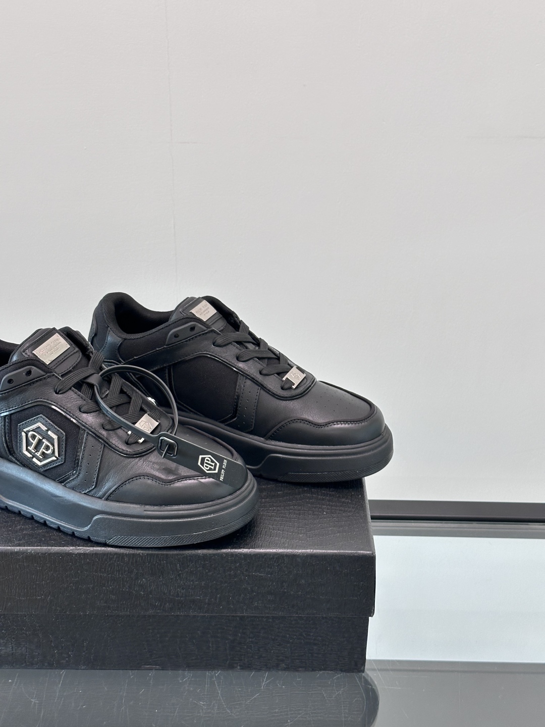 PHILIPP PLEIN-菲利普•普莱茵，德国潮牌男士低帮板鞋，牛皮鞋面设计，鞋面皮牛皮打造，透气布内