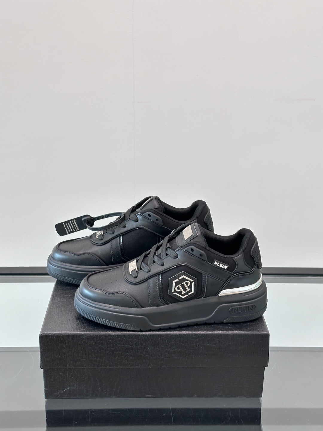 PHILIPP PLEIN-菲利普•普莱茵，德国潮牌男士低帮板鞋，牛皮鞋面设计，鞋面皮牛皮打造，透气布内