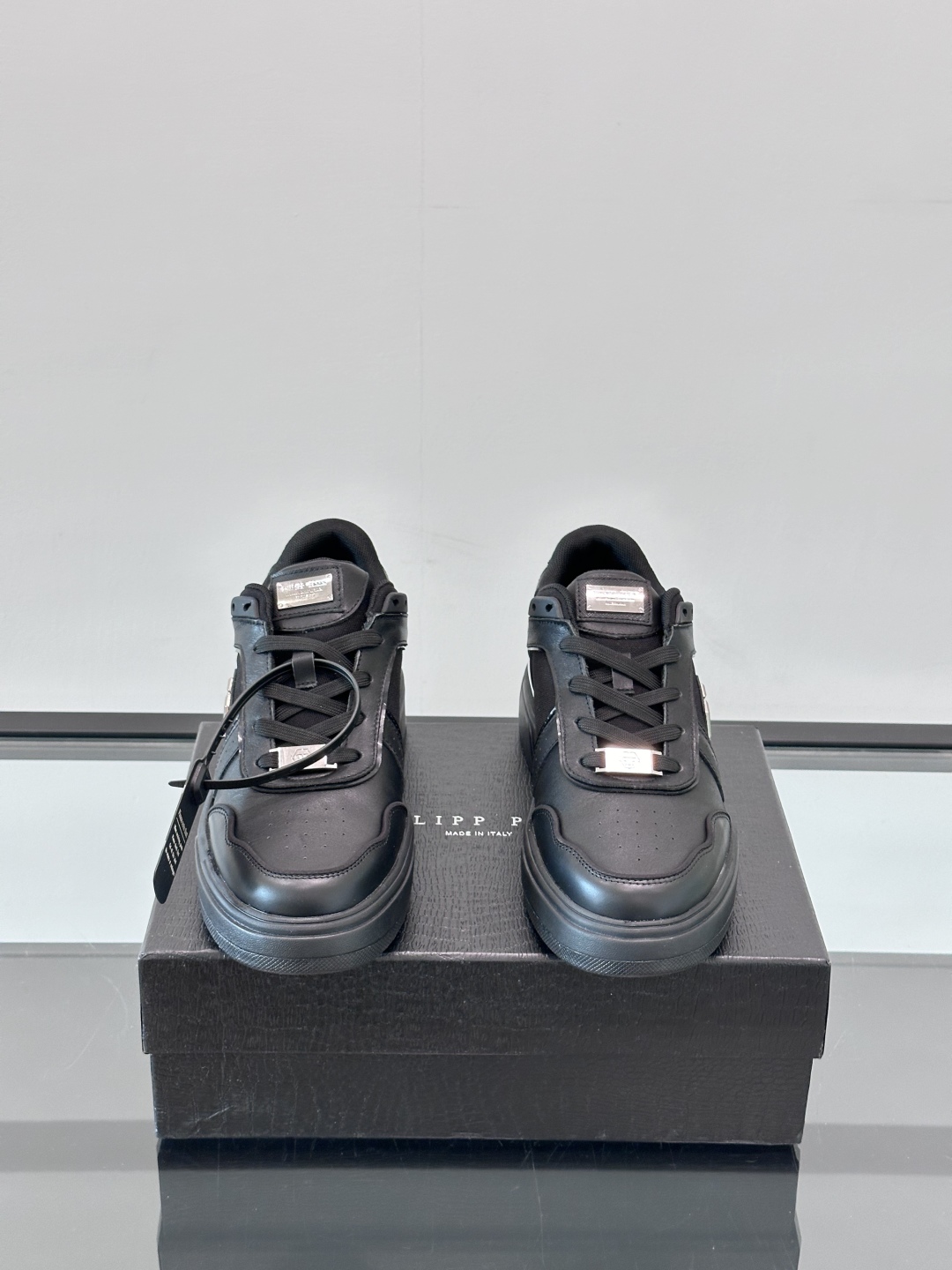 PHILIPP PLEIN-菲利普•普莱茵，德国潮牌男士低帮板鞋，牛皮鞋面设计，鞋面皮牛皮打造，透气布内