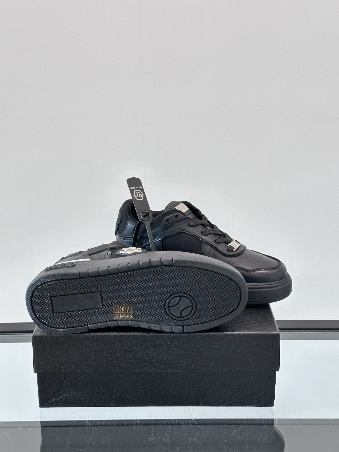 PHILIPP PLEIN-菲利普•普莱茵，德国潮牌男士低帮板鞋，牛皮鞋面设计，鞋面皮牛皮打造，透气布内