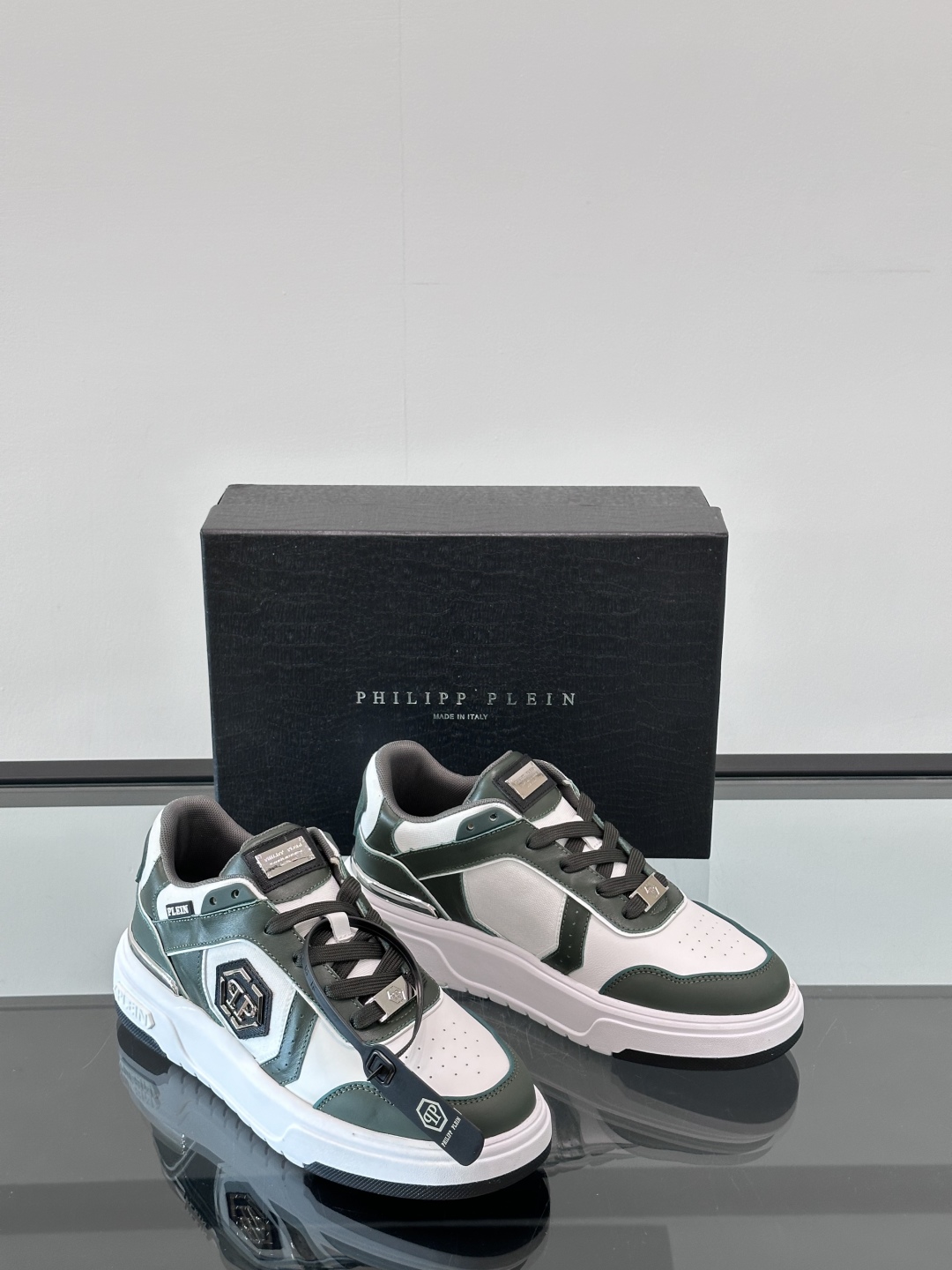 PHILIPP PLEIN-菲利普•普莱茵，德国潮牌男士低帮板鞋，牛皮鞋面设计，鞋面皮牛皮打造，透气布内