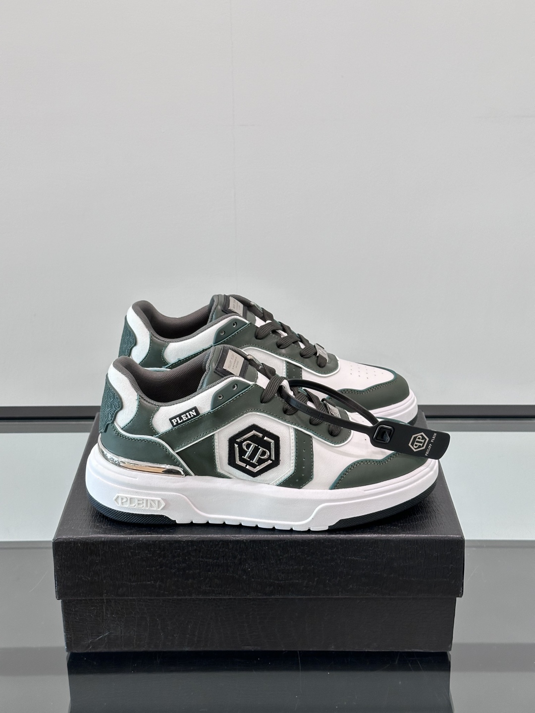 PHILIPP PLEIN-菲利普•普莱茵，德国潮牌男士低帮板鞋，牛皮鞋面设计，鞋面皮牛皮打造，透气布内