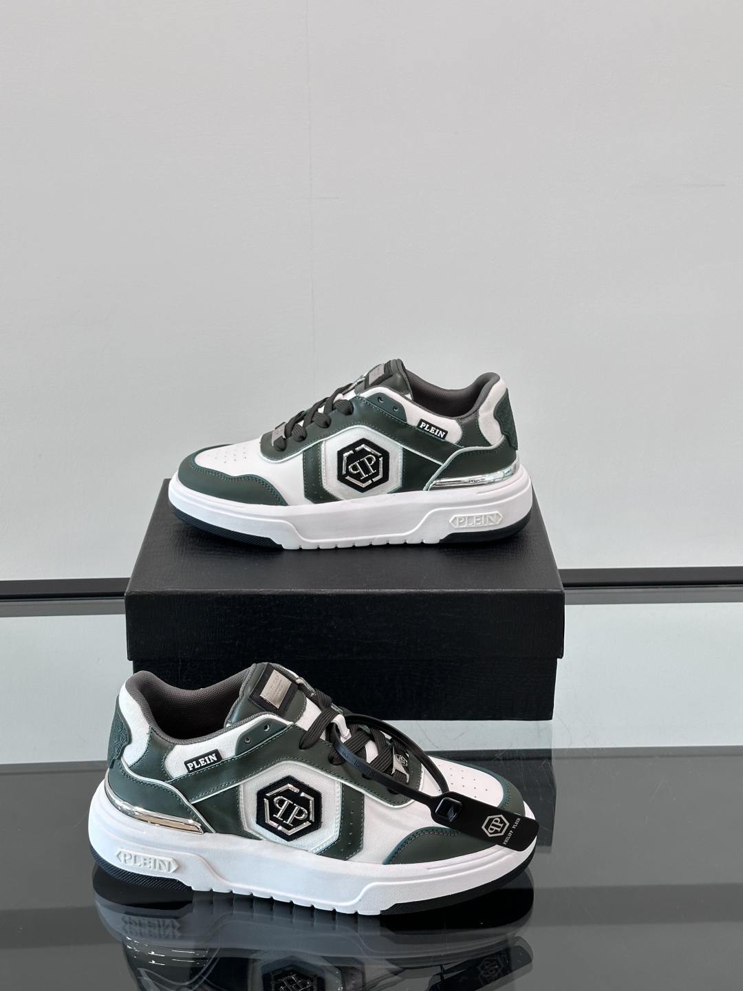 PHILIPP PLEIN-菲利普•普莱茵，德国潮牌男士低帮板鞋，牛皮鞋面设计，鞋面皮牛皮打造，透气布内