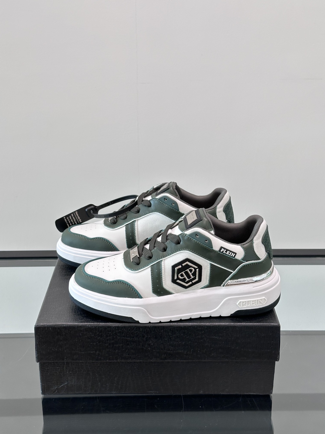 PHILIPP PLEIN-菲利普•普莱茵，德国潮牌男士低帮板鞋，牛皮鞋面设计，鞋面皮牛皮打造，透气布内