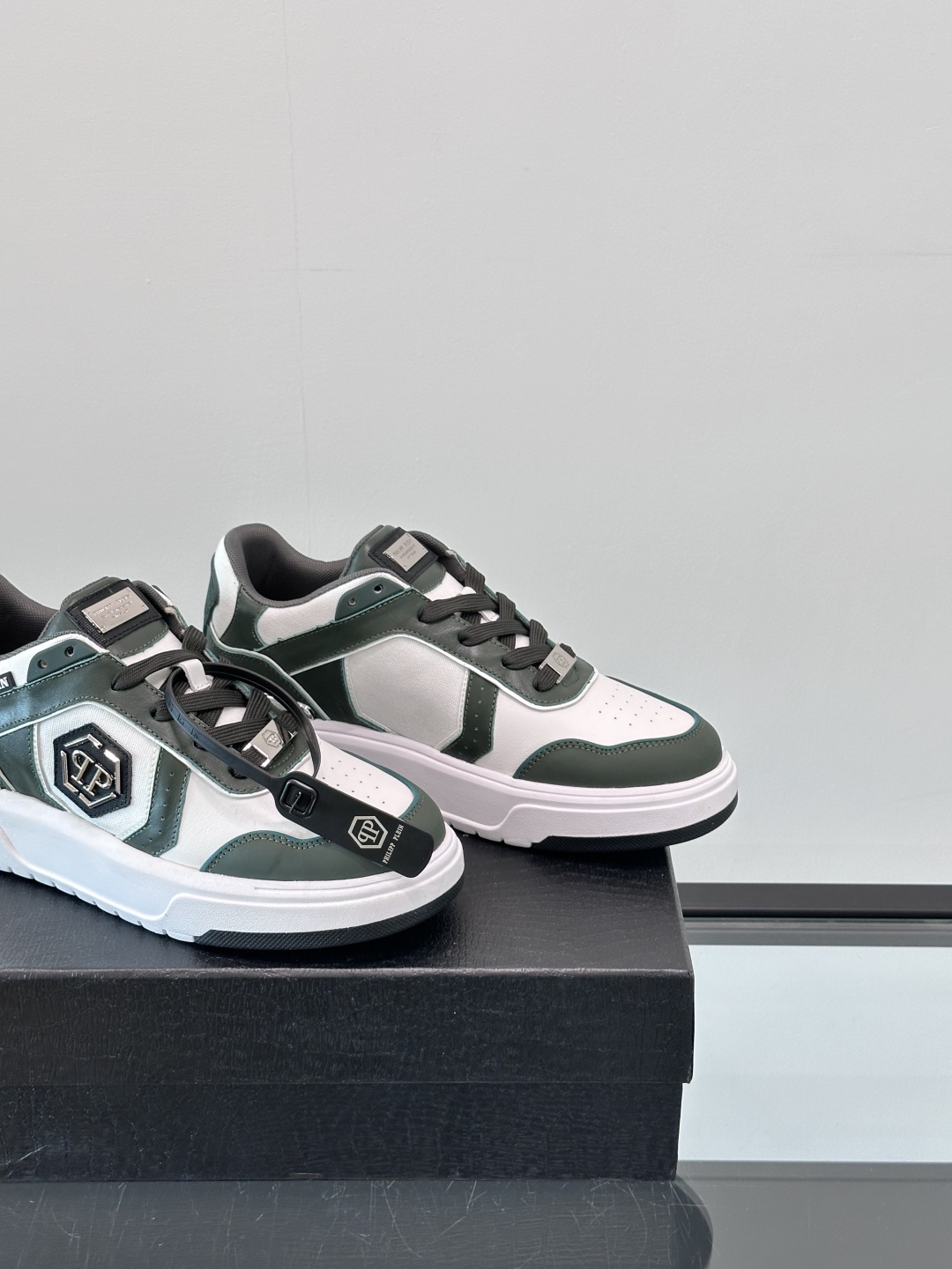 PHILIPP PLEIN-菲利普•普莱茵，德国潮牌男士低帮板鞋，牛皮鞋面设计，鞋面皮牛皮打造，透气布内