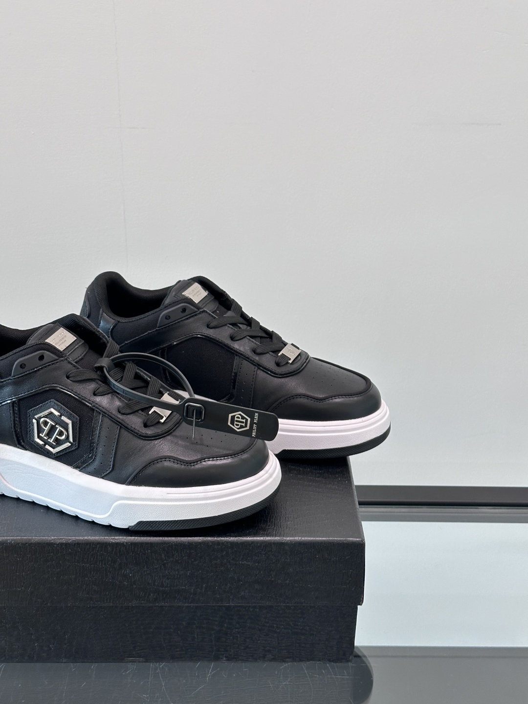 PHILIPP PLEIN-菲利普•普莱茵，德国潮牌男士低帮板鞋，牛皮鞋面设计，鞋面皮牛皮打造，透气布内