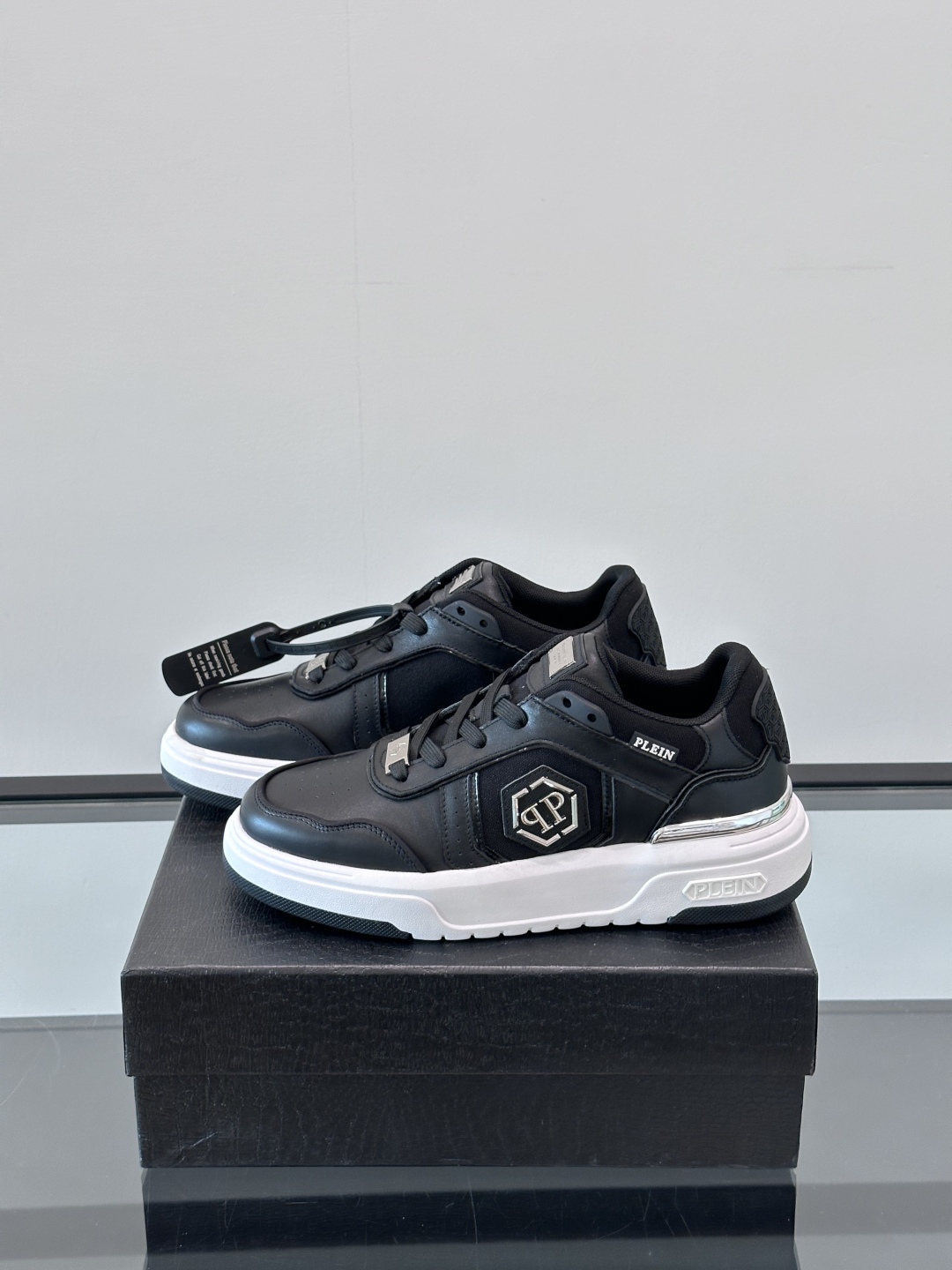 PHILIPP PLEIN-菲利普•普莱茵，德国潮牌男士低帮板鞋，牛皮鞋面设计，鞋面皮牛皮打造，透气布内
