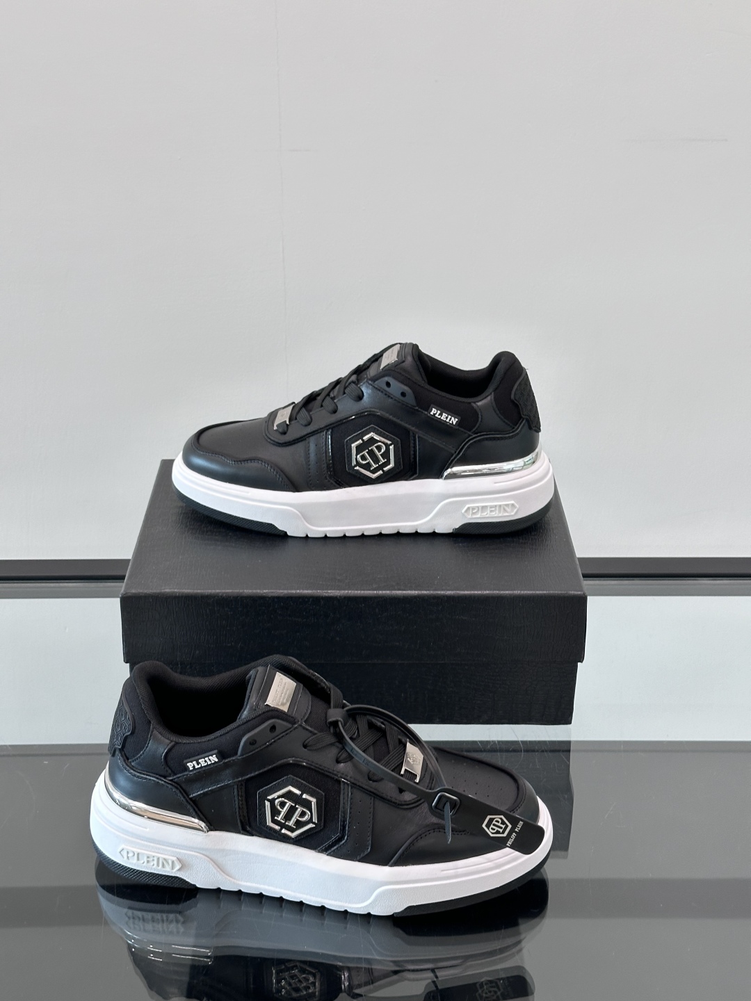 PHILIPP PLEIN-菲利普•普莱茵，德国潮牌男士低帮板鞋，牛皮鞋面设计，鞋面皮牛皮打造，透气布内