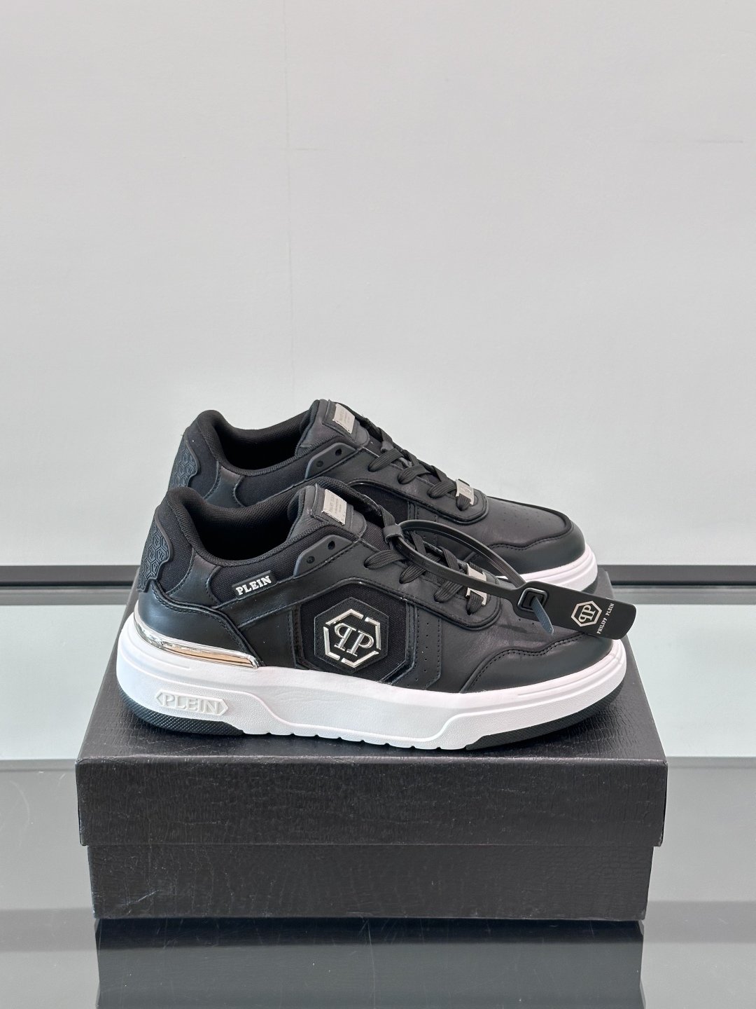 PHILIPP PLEIN-菲利普•普莱茵，德国潮牌男士低帮板鞋，牛皮鞋面设计，鞋面皮牛皮打造，透气布内