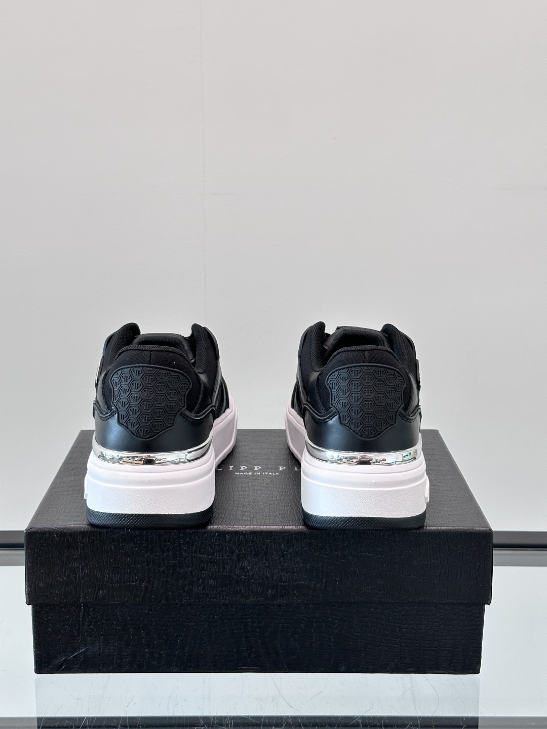 PHILIPP PLEIN-菲利普•普莱茵，德国潮牌男士低帮板鞋，牛皮鞋面设计，鞋面皮牛皮打造，透气布内