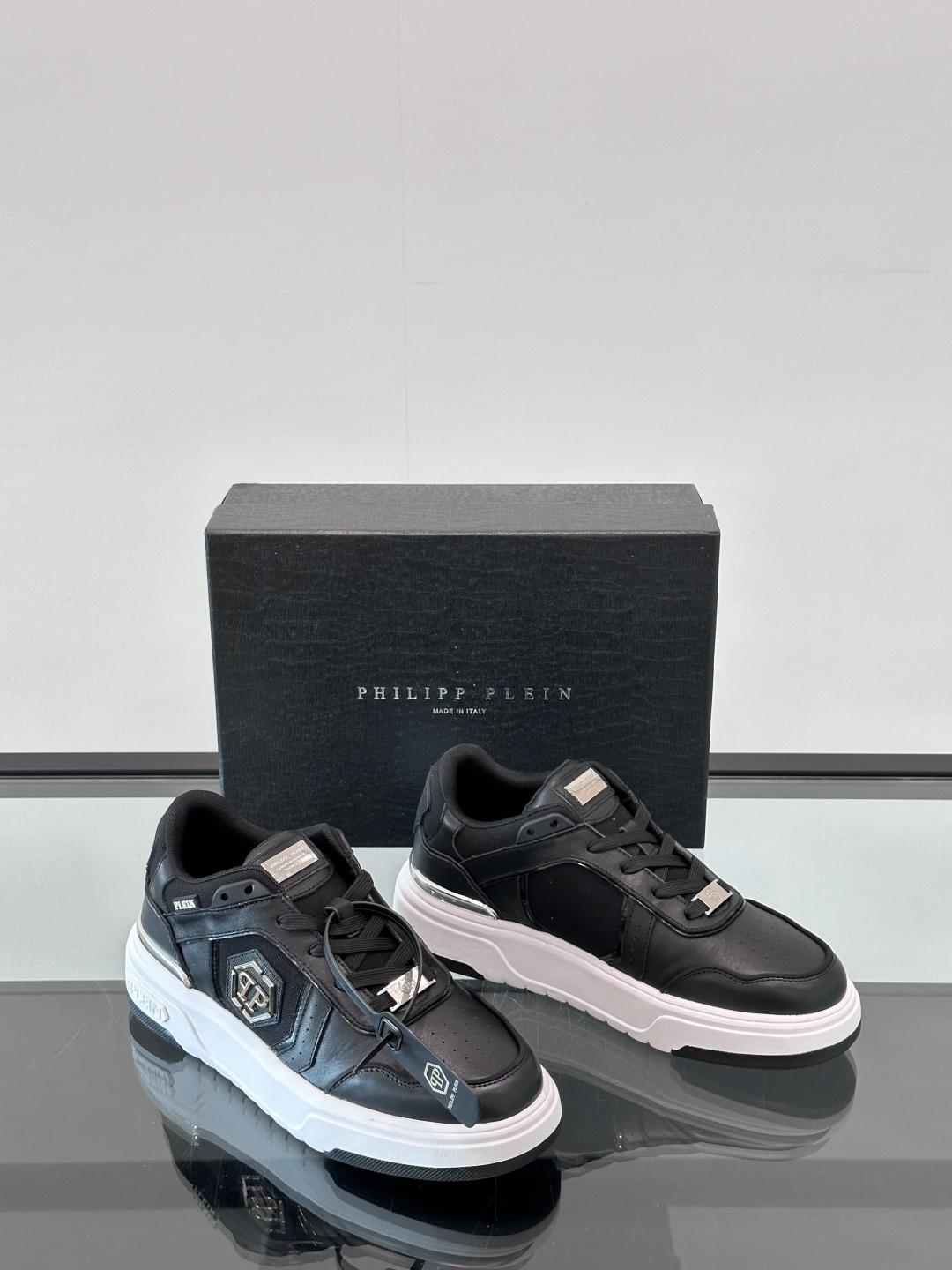 PHILIPP PLEIN-菲利普•普莱茵，德国潮牌男士低帮板鞋，牛皮鞋面设计，鞋面皮牛皮打造，透气布内