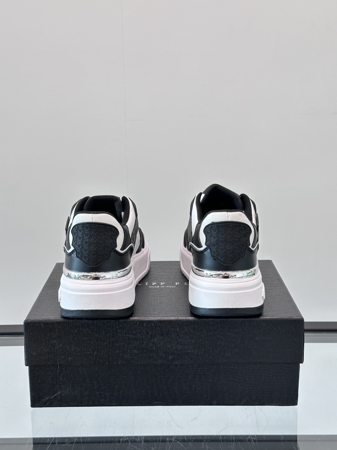 PHILIPP PLEIN-菲利普•普莱茵，德国潮牌男士低帮板鞋，牛皮鞋面设计，鞋面皮牛皮打造，透气布内