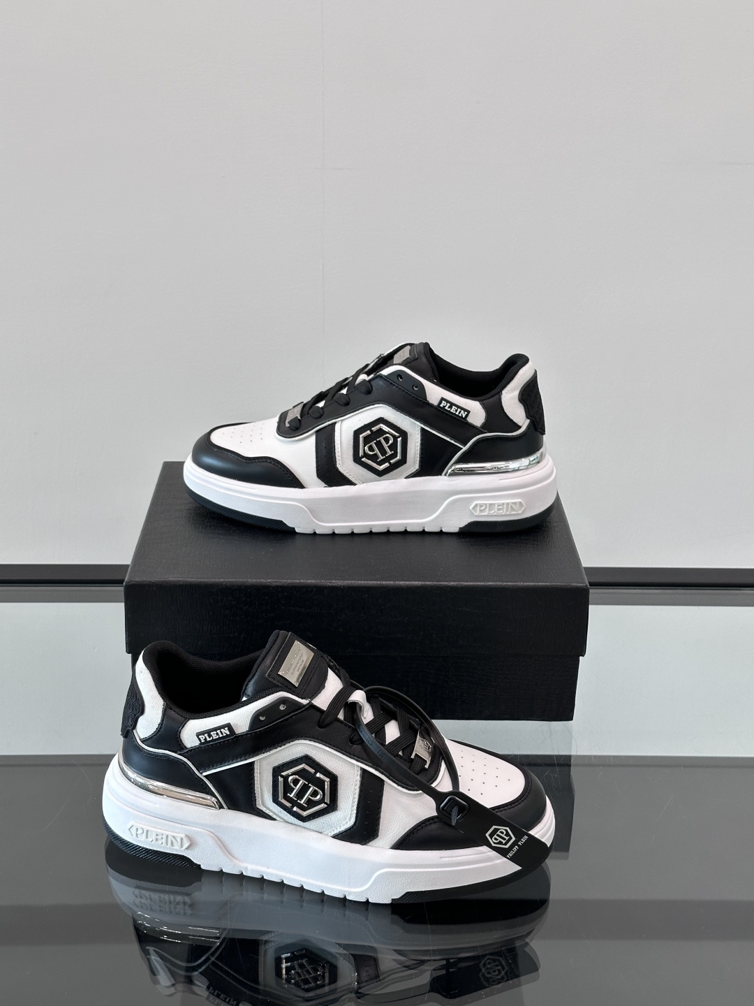 PHILIPP PLEIN-菲利普•普莱茵，德国潮牌男士低帮板鞋，牛皮鞋面设计，鞋面皮牛皮打造，透气布内