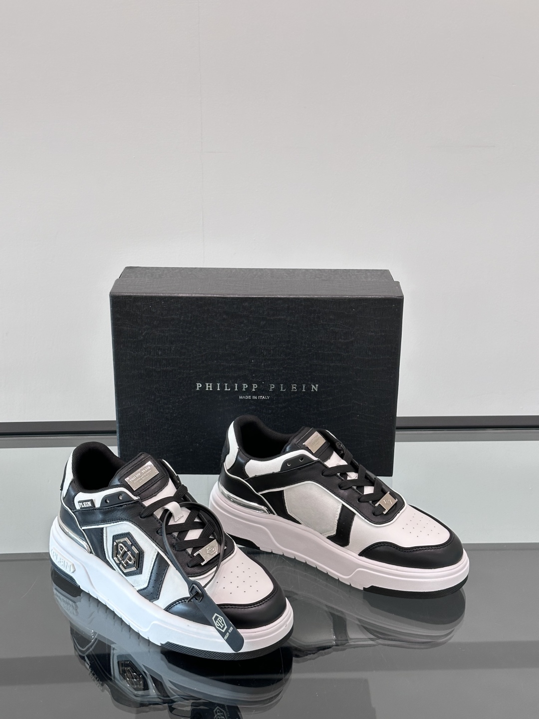 PHILIPP PLEIN-菲利普•普莱茵，德国潮牌男士低帮板鞋，牛皮鞋面设计，鞋面皮牛皮打造，透气布内