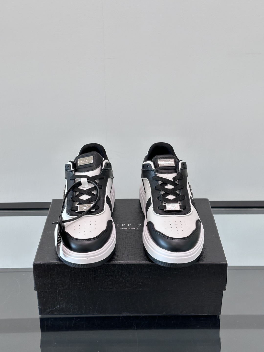PHILIPP PLEIN-菲利普•普莱茵，德国潮牌男士低帮板鞋，牛皮鞋面设计，鞋面皮牛皮打造，透气布内