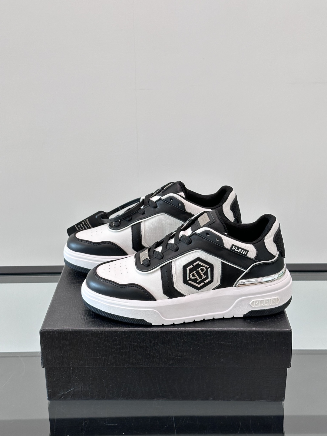 PHILIPP PLEIN-菲利普•普莱茵，德国潮牌男士低帮板鞋，牛皮鞋面设计，鞋面皮牛皮打造，透气布内