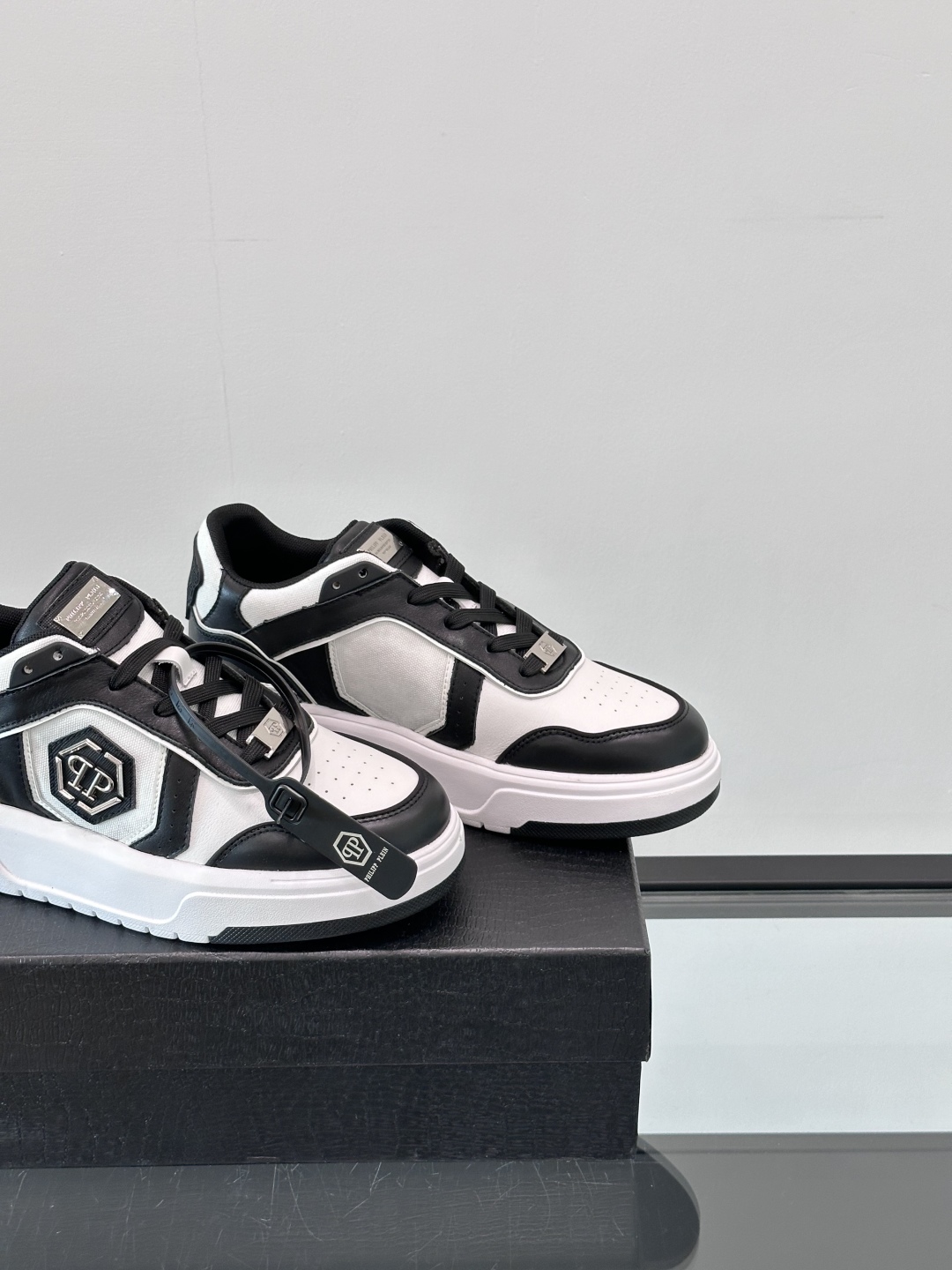 PHILIPP PLEIN-菲利普•普莱茵，德国潮牌男士低帮板鞋，牛皮鞋面设计，鞋面皮牛皮打造，透气布内