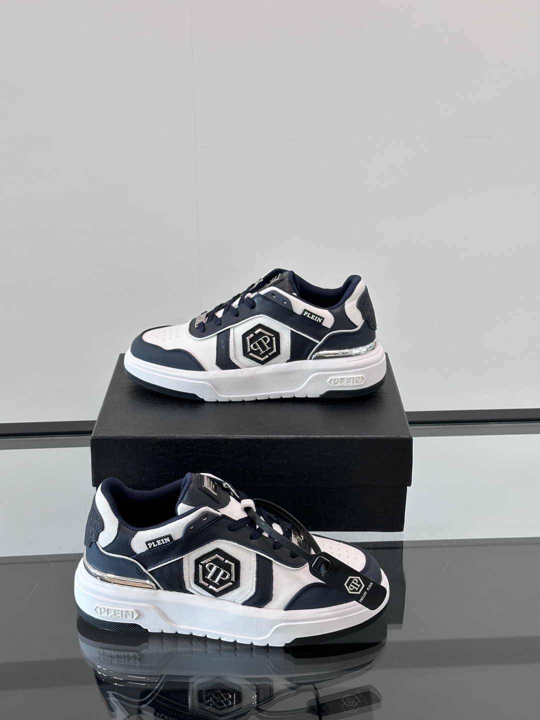 PHILIPP PLEIN-菲利普•普莱茵，德国潮牌男士低帮板鞋，牛皮鞋面设计，鞋面皮牛皮打造，透气布内