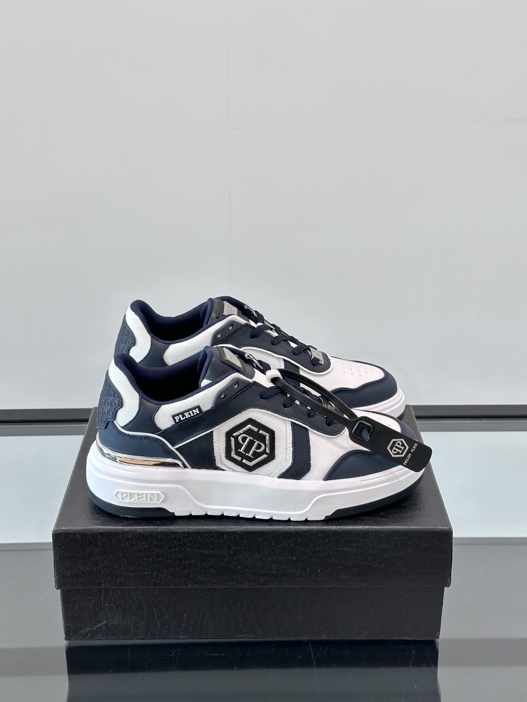 PHILIPP PLEIN-菲利普•普莱茵，德国潮牌男士低帮板鞋，牛皮鞋面设计，鞋面皮牛皮打造，透气布内