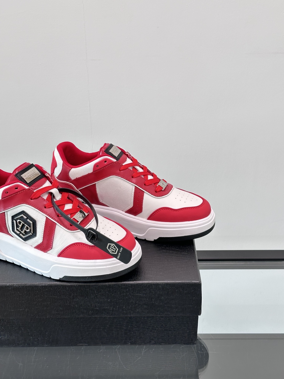 PHILIPP PLEIN-菲利普•普莱茵，德国潮牌男士低帮板鞋，牛皮鞋面设计，鞋面皮牛皮打造，透气布内