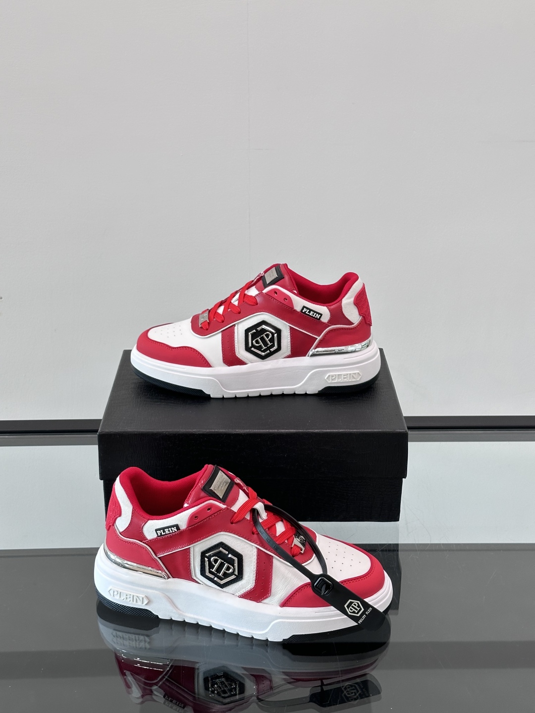 PHILIPP PLEIN-菲利普•普莱茵，德国潮牌男士低帮板鞋，牛皮鞋面设计，鞋面皮牛皮打造，透气布内