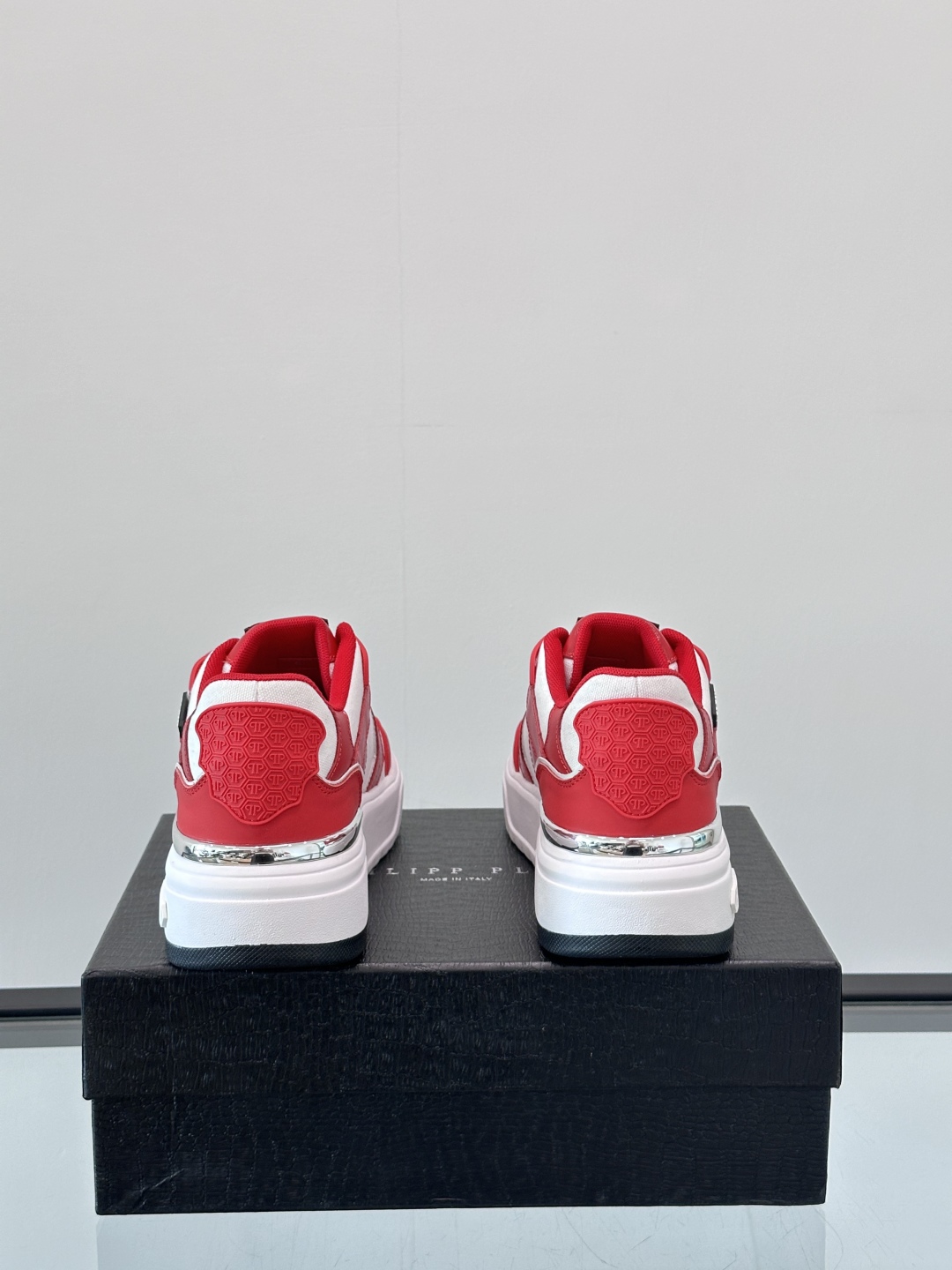 PHILIPP PLEIN-菲利普•普莱茵，德国潮牌男士低帮板鞋，牛皮鞋面设计，鞋面皮牛皮打造，透气布内