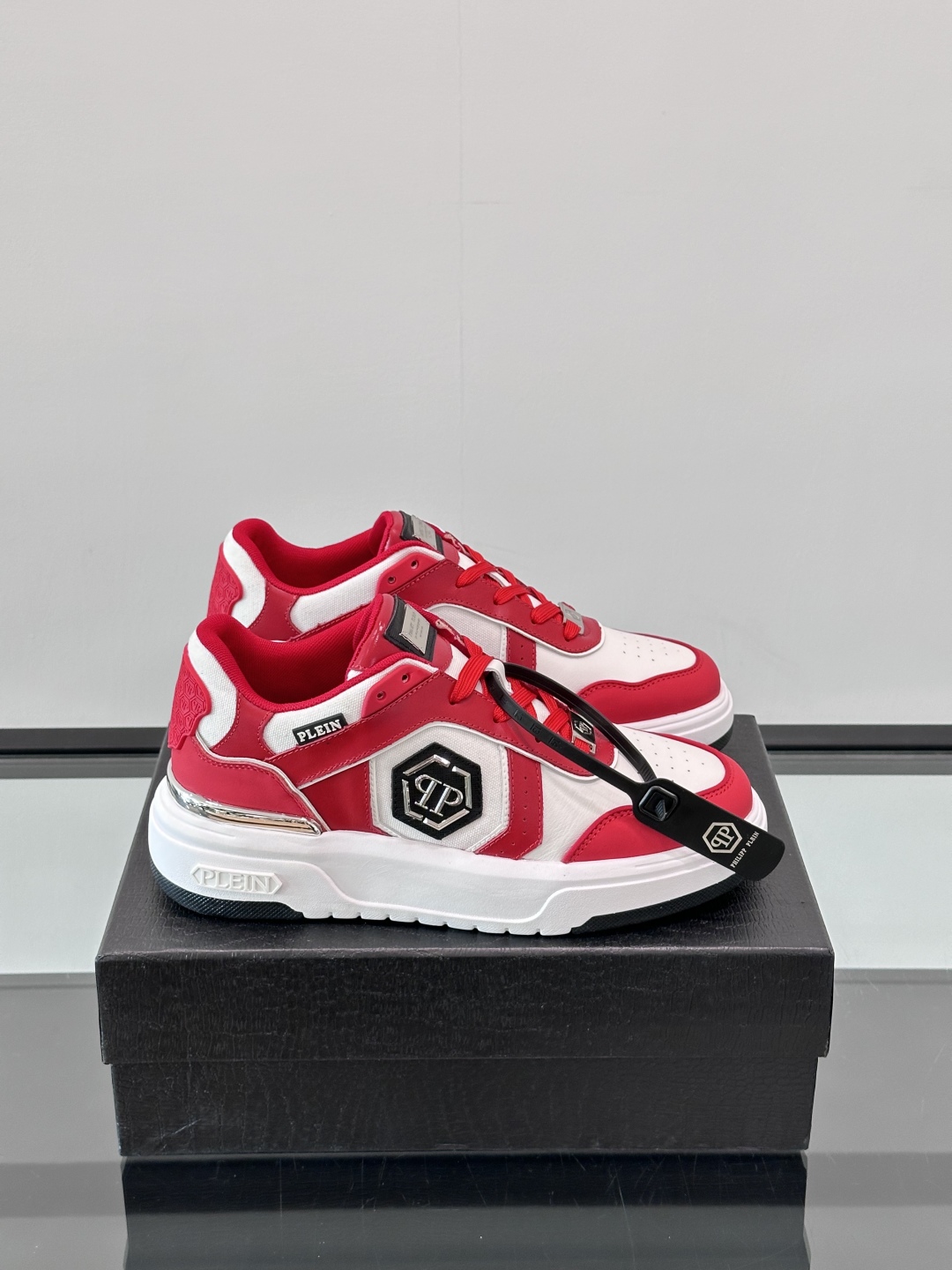 PHILIPP PLEIN-菲利普•普莱茵，德国潮牌男士低帮板鞋，牛皮鞋面设计，鞋面皮牛皮打造，透气布内