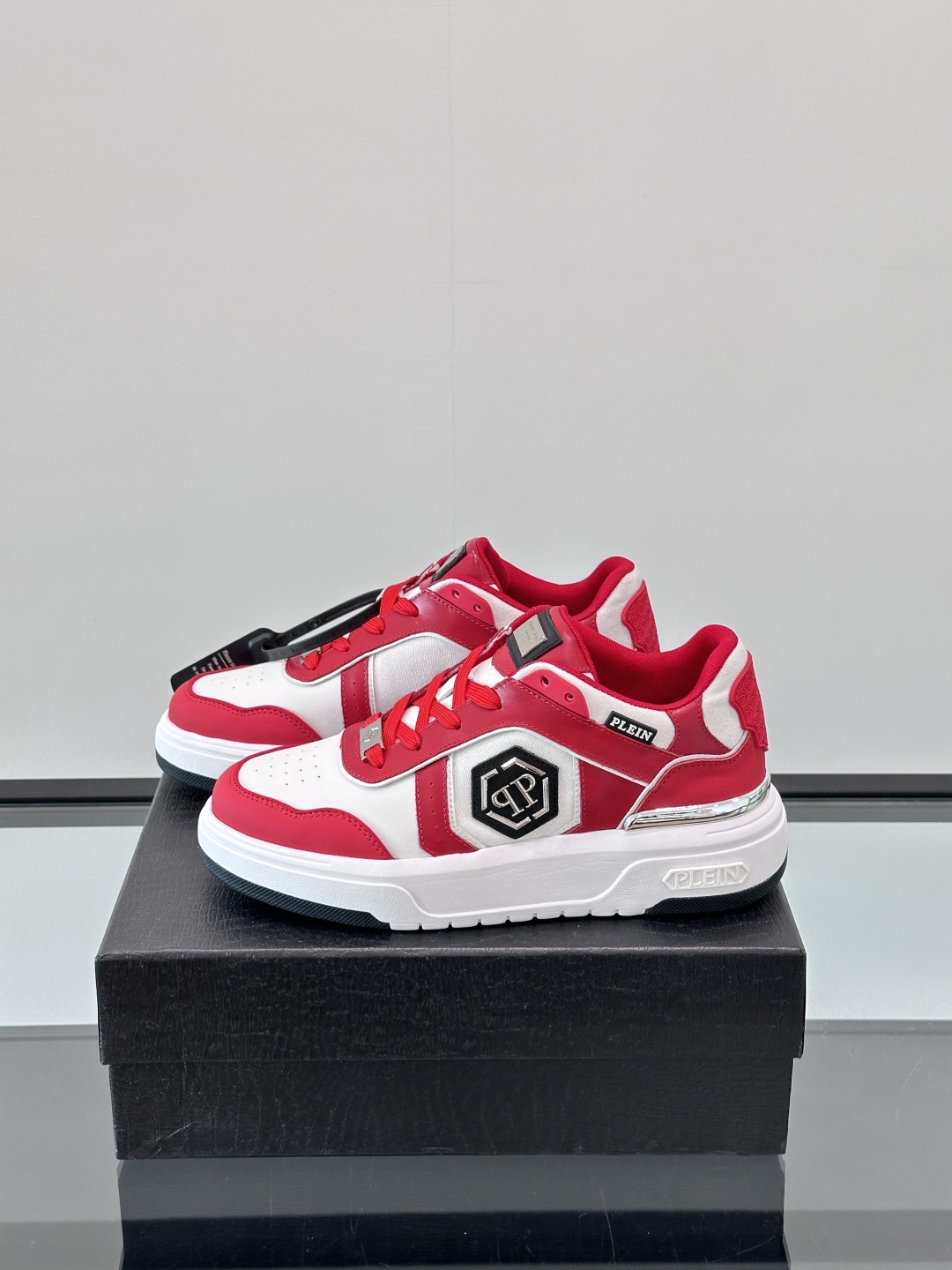 PHILIPP PLEIN-菲利普•普莱茵，德国潮牌男士低帮板鞋，牛皮鞋面设计，鞋面皮牛皮打造，透气布内