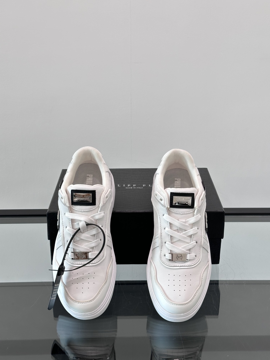 PHILIPP PLEIN-菲利普•普莱茵，德国潮牌男士低帮板鞋，牛皮鞋面设计，鞋面皮牛皮打造，透气布内