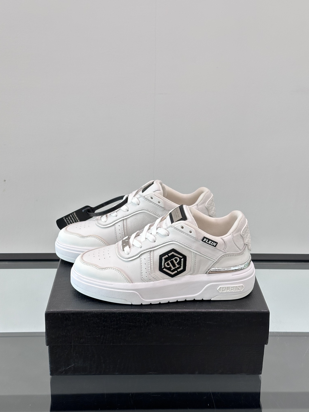 PHILIPP PLEIN-菲利普•普莱茵，德国潮牌男士低帮板鞋，牛皮鞋面设计，鞋面皮牛皮打造，透气布内