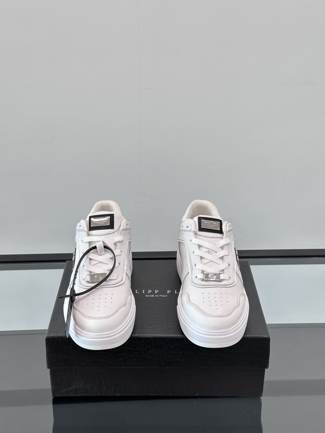 PHILIPP PLEIN-菲利普•普莱茵，德国潮牌男士低帮板鞋，牛皮鞋面设计，鞋面皮牛皮打造，透气布内