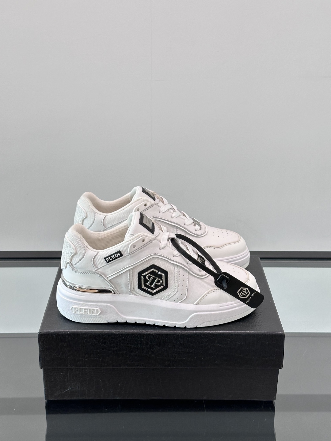 PHILIPP PLEIN-菲利普•普莱茵，德国潮牌男士低帮板鞋，牛皮鞋面设计，鞋面皮牛皮打造，透气布内
