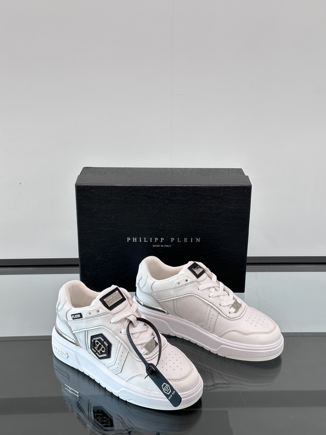 PHILIPP PLEIN-菲利普•普莱茵，德国潮牌男士低帮板鞋，牛皮鞋面设计，鞋面皮牛皮打造，透气布内