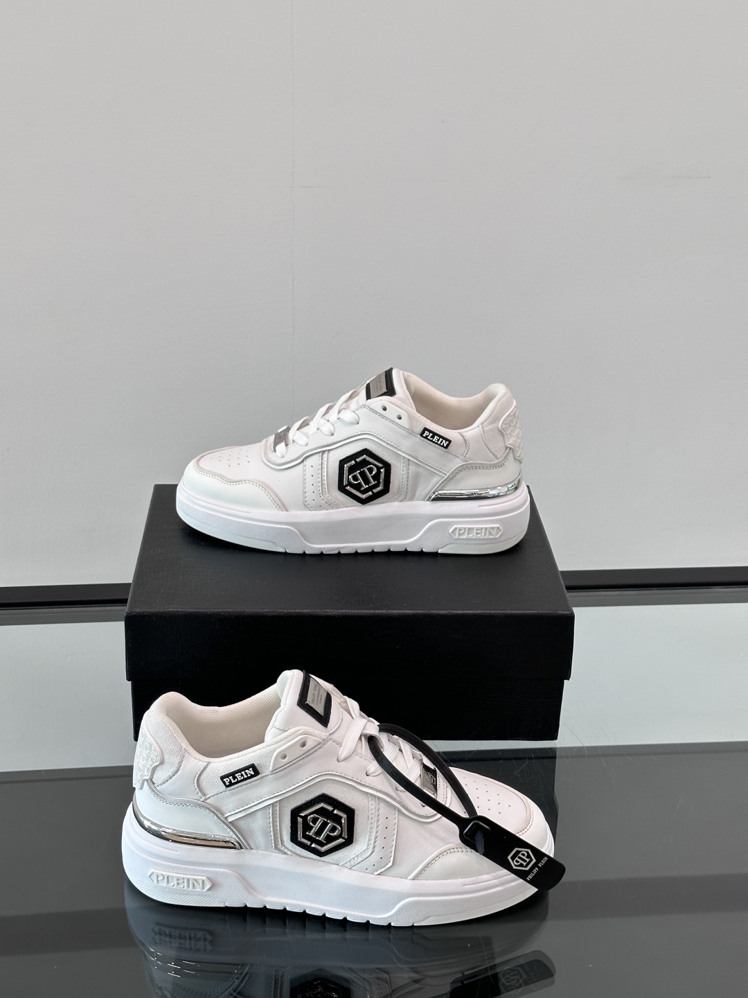 PHILIPP PLEIN-菲利普•普莱茵，德国潮牌男士低帮板鞋，牛皮鞋面设计，鞋面皮牛皮打造，透气布内