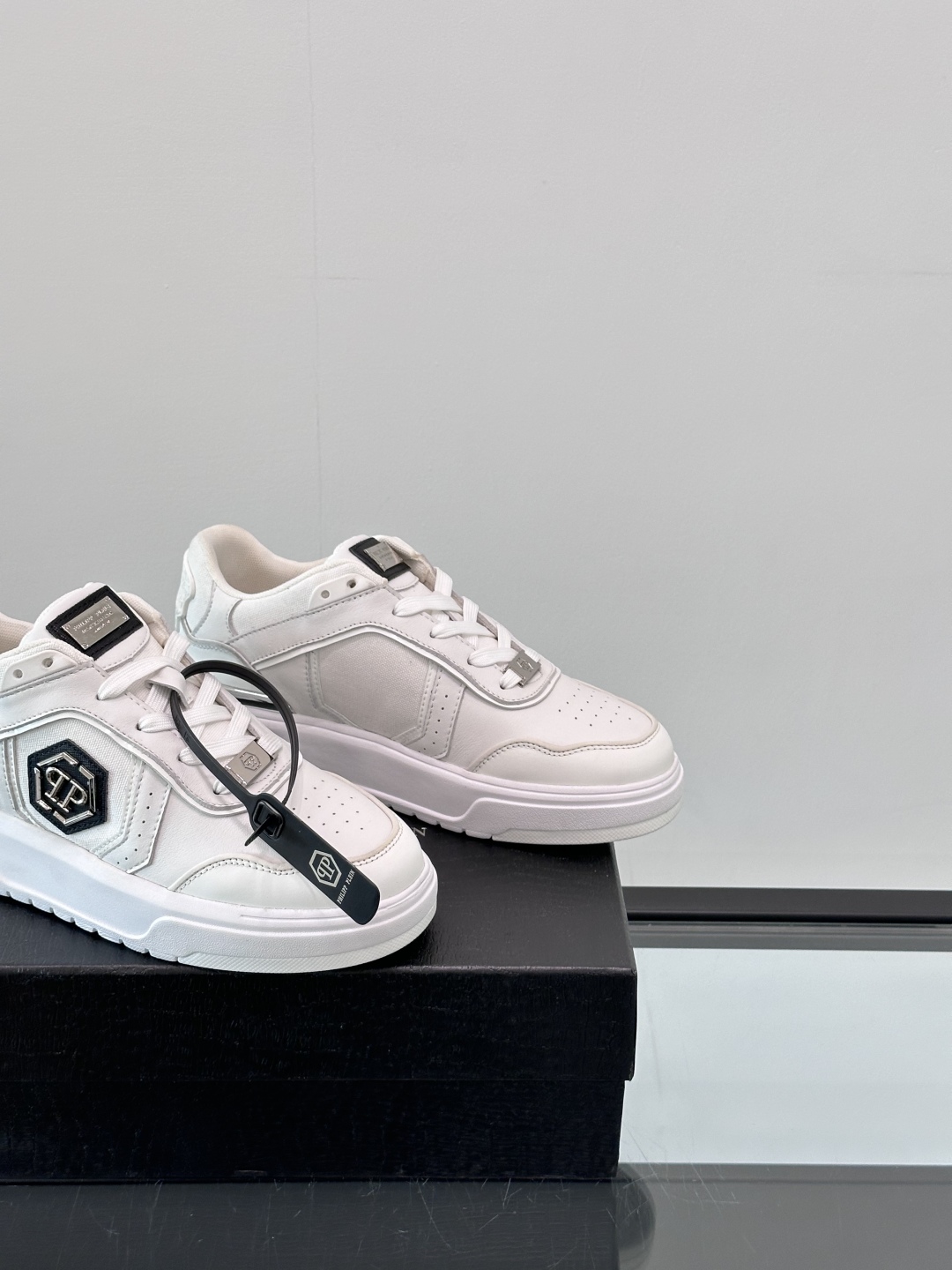 PHILIPP PLEIN-菲利普•普莱茵，德国潮牌男士低帮板鞋，牛皮鞋面设计，鞋面皮牛皮打造，透气布内