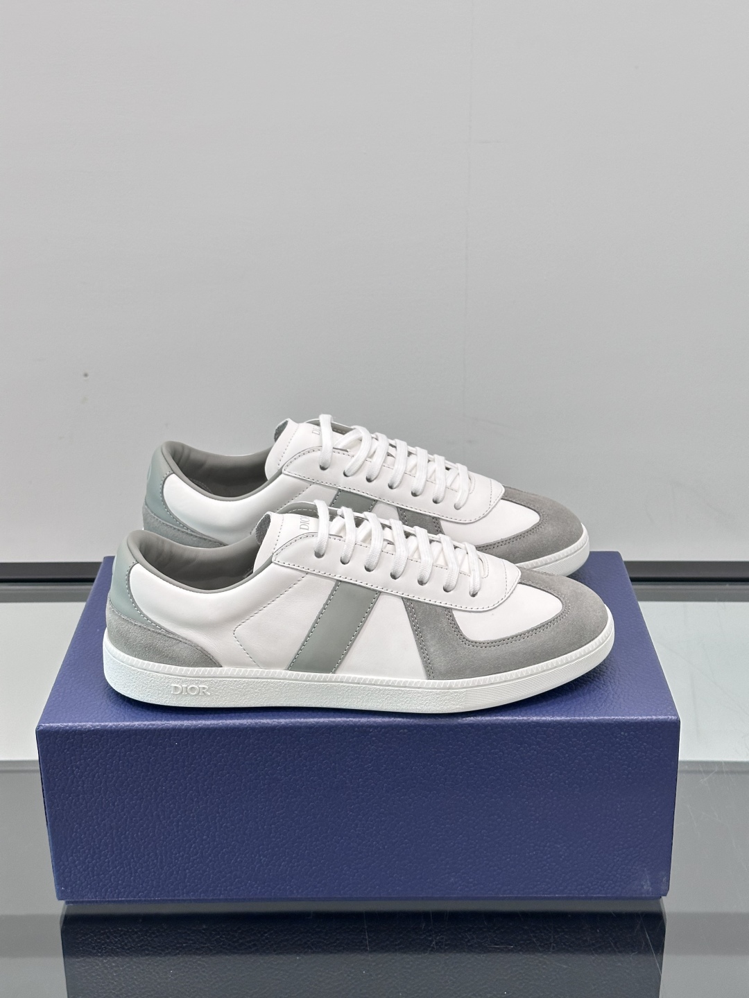 Dior B22 Men's Sneakers in White Leather with Embossed Logo 2 cmp i1750066573239 7804 0 0