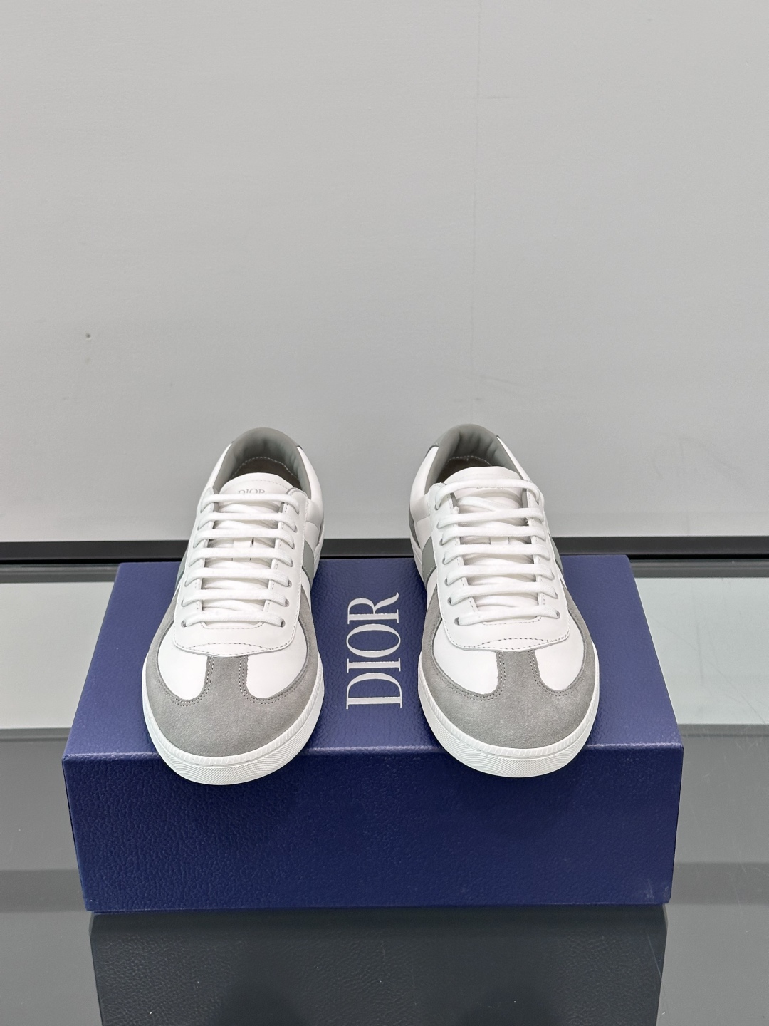 Dior B22 Men's Sneakers in White Leather with Embossed Logo 3 cmp i1750066573389 3627 0 1