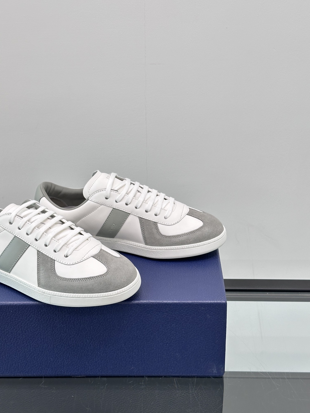 Dior B22 Men's Sneakers in White Leather with Embossed Logo 8 cmp i1750066575725 7922 0 6