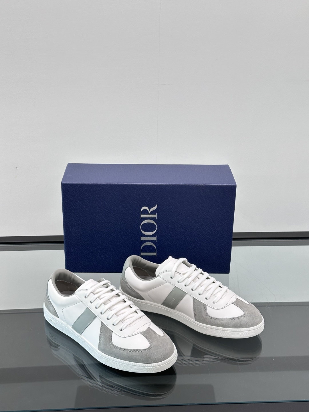 Dior B22 Men's Sneakers in White Leather with Embossed Logo 6 cmp i1750066575756 8702 0 4