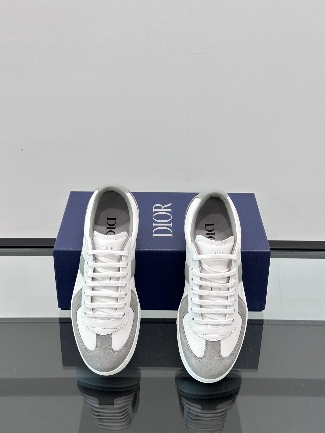 Dior B22 Men's Sneakers in White Leather with Embossed Logo 7 cmp i1750066575798 6796 0 5