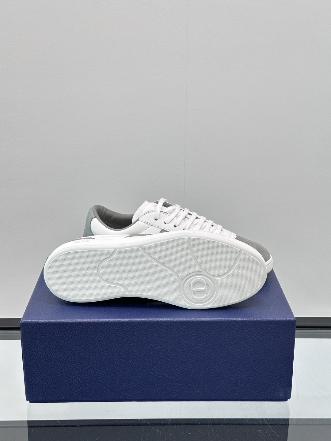 Dior B22 Men's Sneakers in White Leather with Embossed Logo 10 cmp i1750066575809 5072 0 8