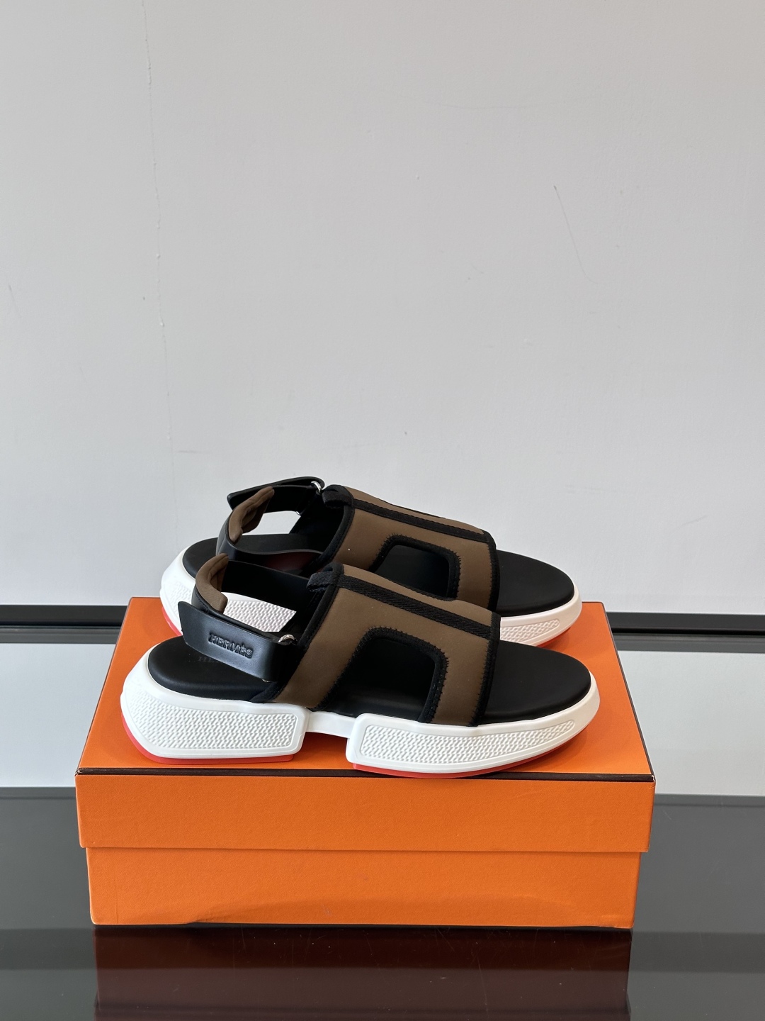 ◾️▫️Hermes 高端拖鞋凉鞋，高品质经典单品，用料上乘考究，版型宽松舒适，推荐入手，鞋面选用进口面