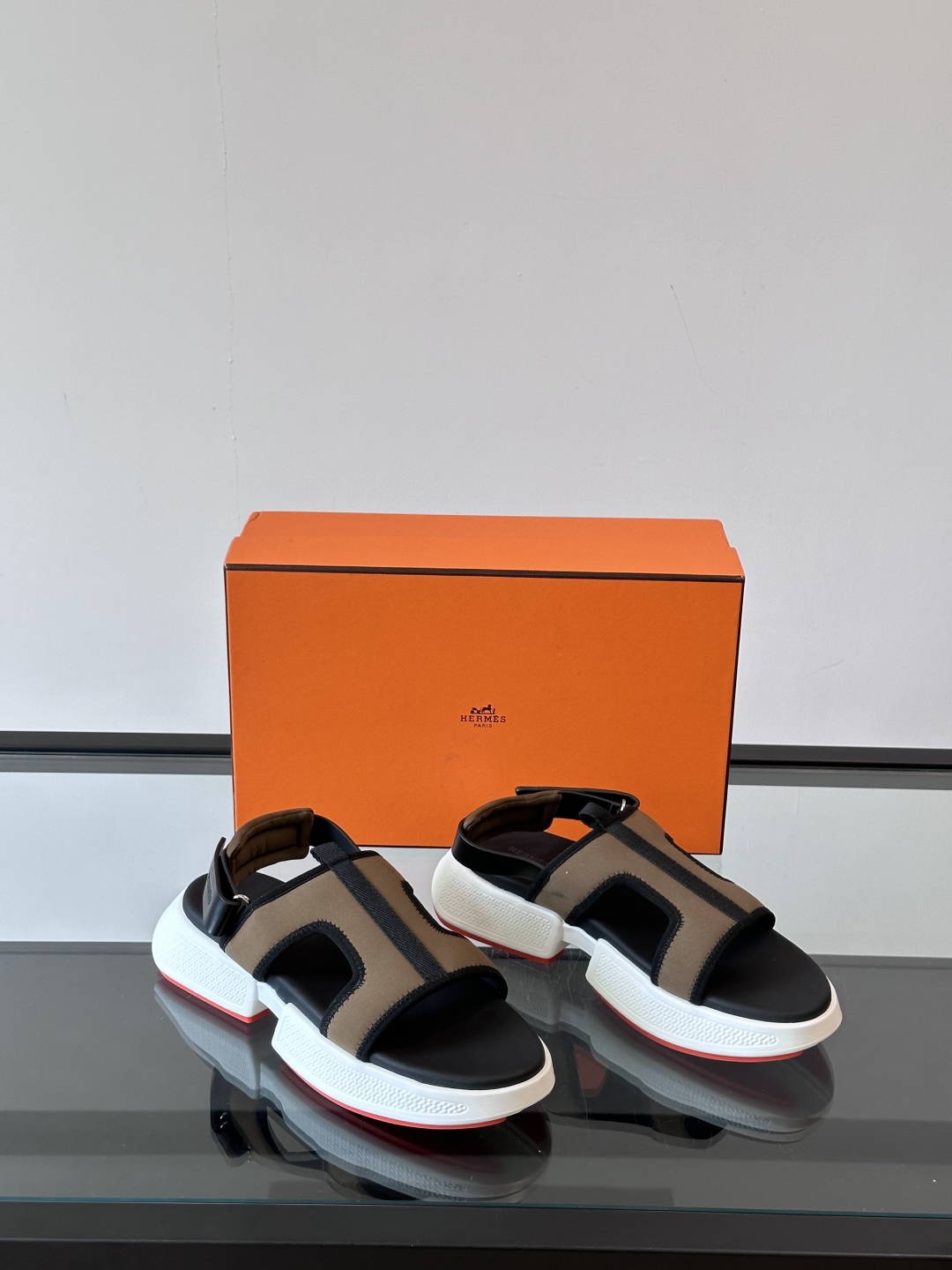 ◾️▫️Hermes 高端拖鞋凉鞋，高品质经典单品，用料上乘考究，版型宽松舒适，推荐入手，鞋面选用进口面