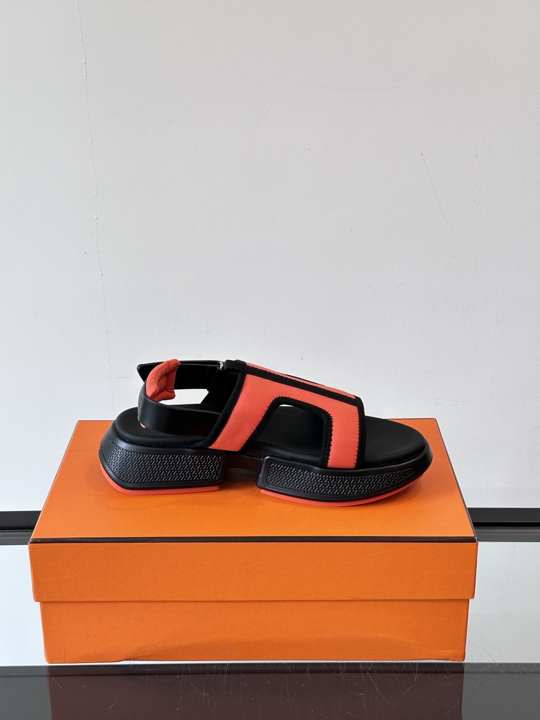 ◾️▫️Hermes 高端拖鞋凉鞋，高品质经典单品，用料上乘考究，版型宽松舒适，推荐入手，鞋面选用进口面