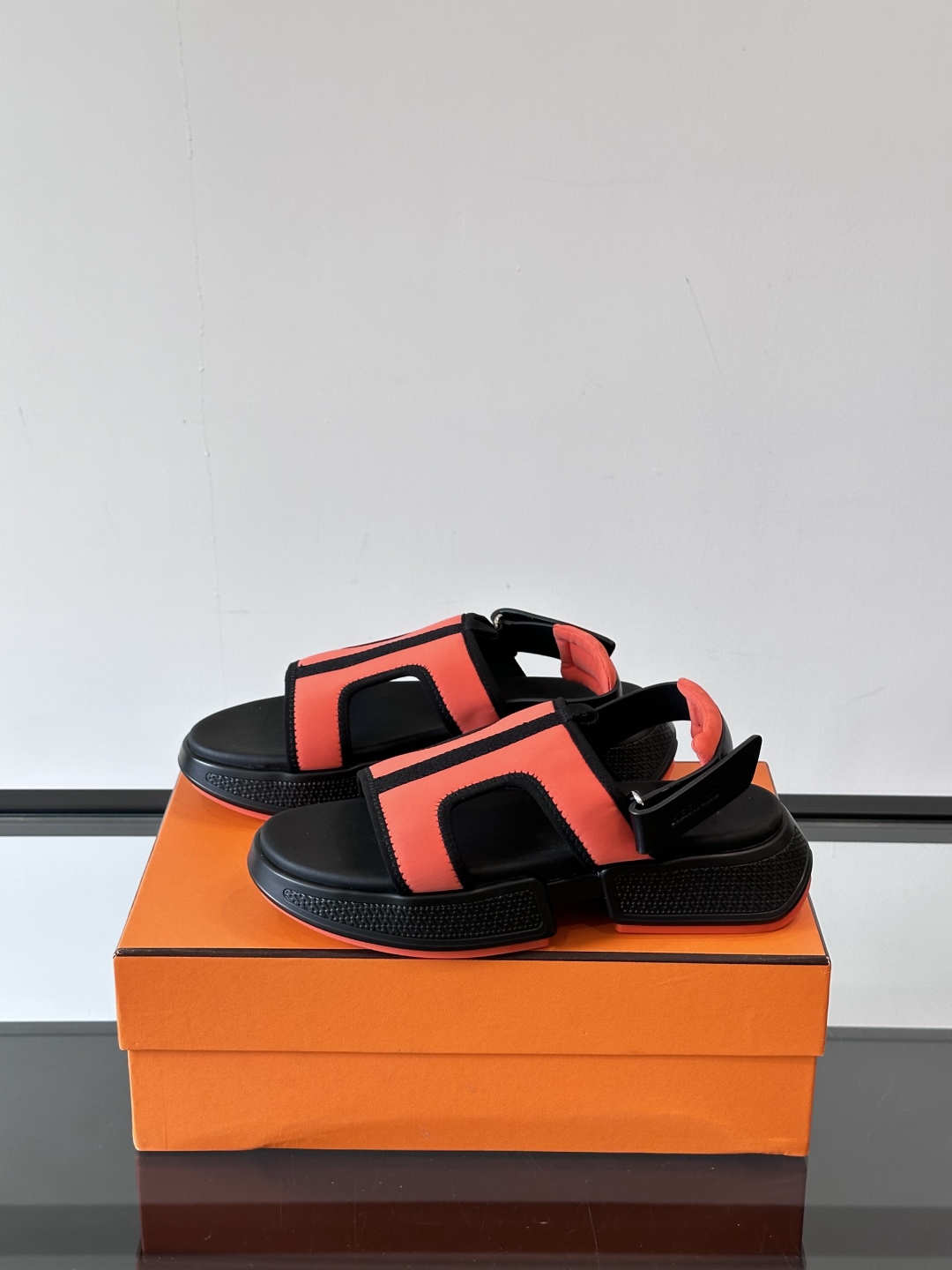 ◾️▫️Hermes 高端拖鞋凉鞋，高品质经典单品，用料上乘考究，版型宽松舒适，推荐入手，鞋面选用进口面